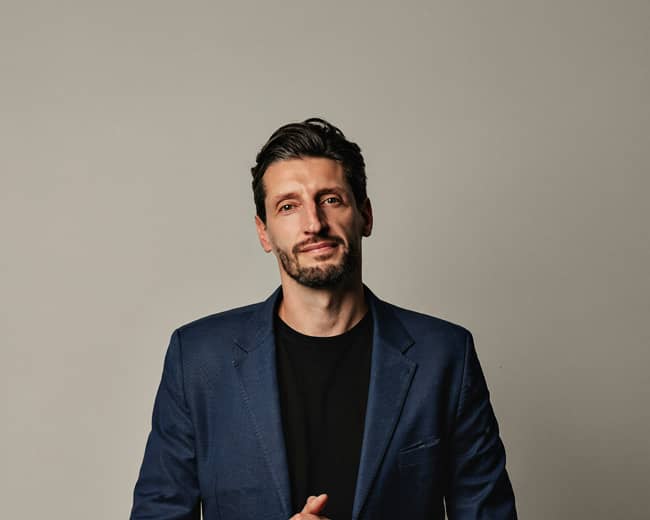 PER pour les plus de 50 ans : homme en veste bleue posant en portrait, préparation de la retraite